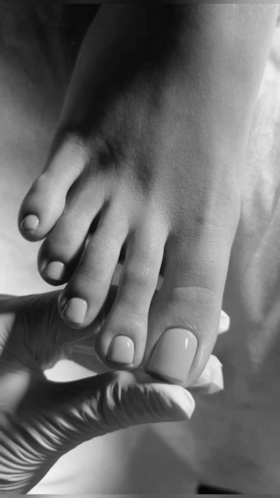 Pedicure con smalto nude, in bianco e nero