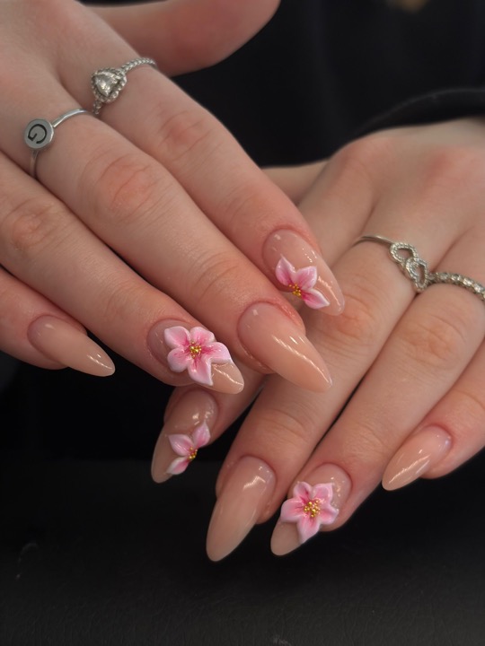 Unghie a mandorla nude con fiori rosa