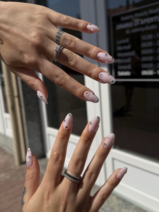 Manicure rosa cipria con piccoli cuori